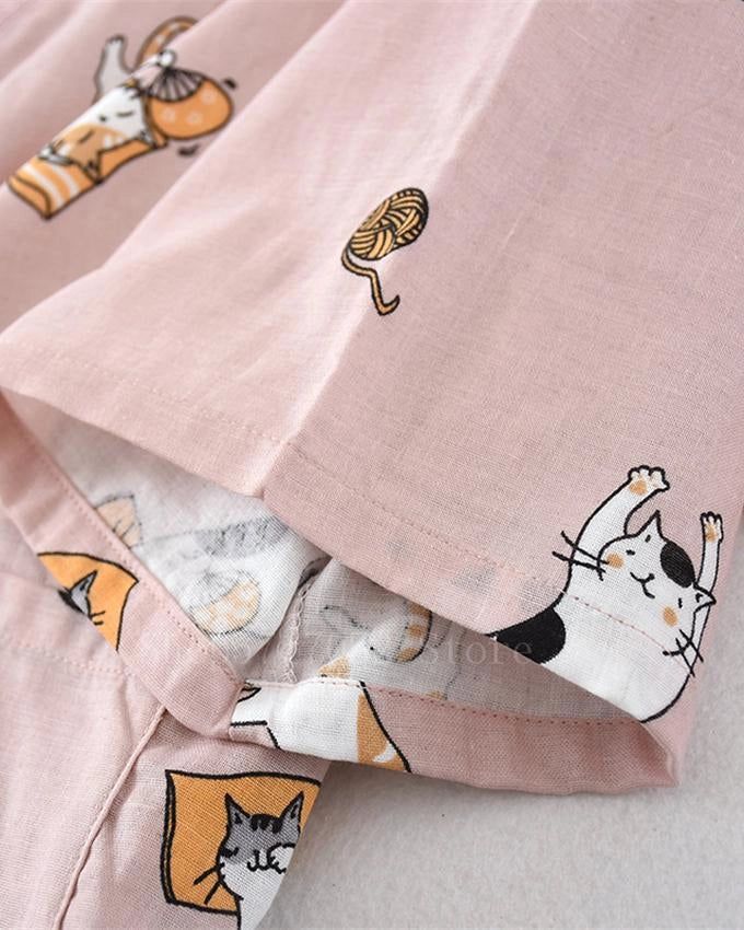 Kimono rose avec motifs de chats et de pelotes de laine. Vêtement japonais confortable et mignon, idéal pour la détente à la maison. Découvrez notre collection de kimonos pour un style unique et original.