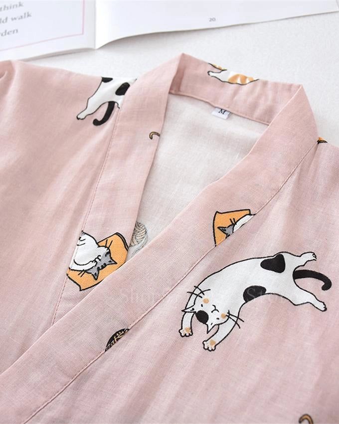 Kimono rose avec motifs de chats mignons. Vêtements de style japonais pour femmes. Détails du col et du tissu. Idéal pour un look confortable et tendance.