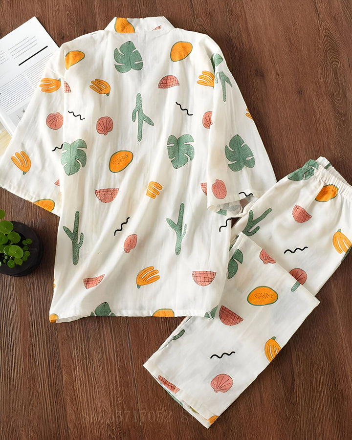 Ensemble kimono blanc avec imprimé cactus, feuilles tropicales et coquillages. Vêtements de détente confortables et stylés de notre collection de kimonos.