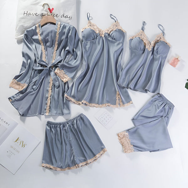Ensemble kimono en satin bleu avec détails en dentelle. Comprend une robe de chambre, une nuisette, un débardeur, un short et un pantalon. Vêtements de nuit confortables et élégants.