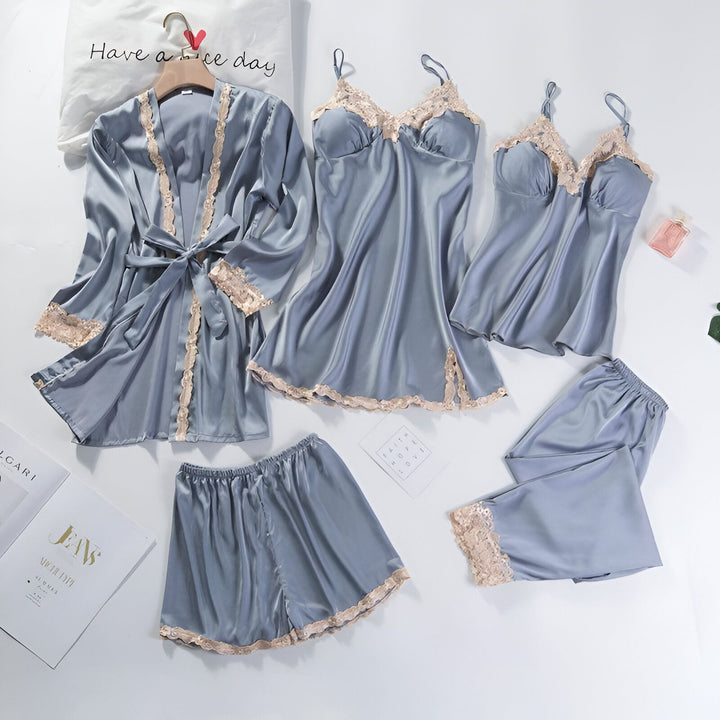 Ensemble kimono en satin bleu avec détails en dentelle. Comprend une robe de chambre, une nuisette, un débardeur, un short et un pantalon. Vêtements de nuit confortables et élégants.