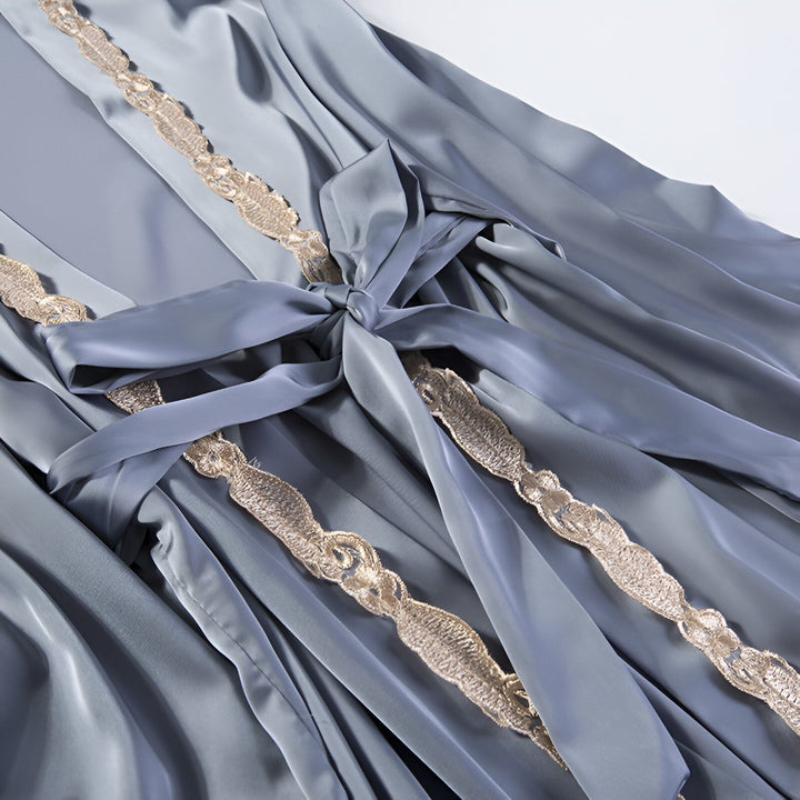 Kimono bleu en satin avec ceinture et détails en dentelle dorée. Élégance et confort pour vos moments de détente. Découvrez notre collection de kimonos.