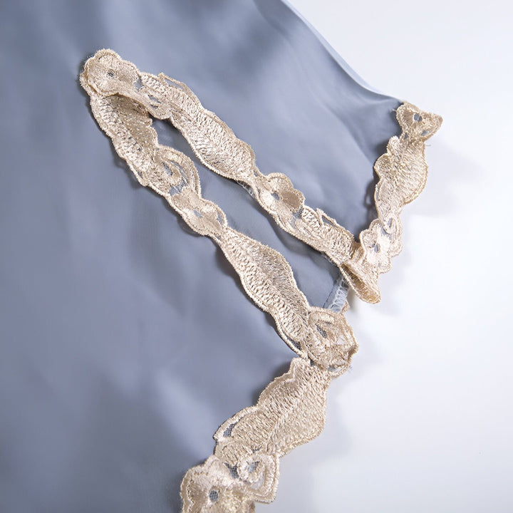 Détail d'un kimono gris en soie avec dentelle ornée. Vêtement japonais traditionnel pour femmes. Texture délicate et élégante.