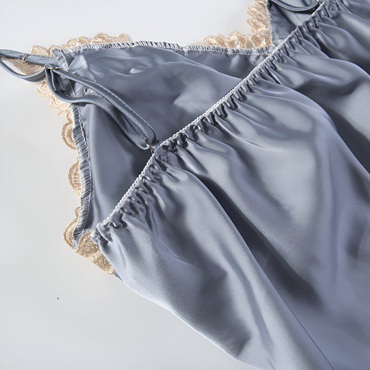 Kimono de nuit en satin bleu avec bordure en dentelle. Lingerie féminine de qualité. Vêtements de détente confortables et élégants. Idéal pour la nuit ou la relaxation à la maison.