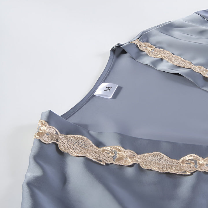 Kimono en satin bleu avec détails en dentelle dorée. Élégant vêtement de nuit ou d'intérieur. Découvrez notre collection de kimonos de qualité.