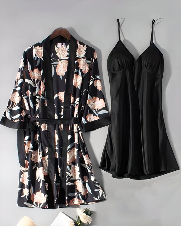 Ensemble kimono et nuisette noire. Peignoir fleuri pour femme, vêtement de nuit en soie, idéal pour se détendre. Collection de kimonos élégants.
