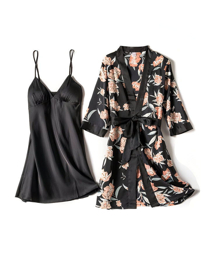 Ensemble kimono pour femme : nuisette noire en satin et kimono fleuri noir et rose avec ceinture. Vêtements de nuit confortables et élégants. Boutique de kimonos en ligne.