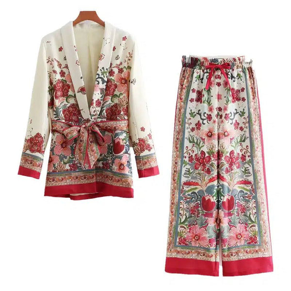 Ensemble kimono fleuri pour femme. Veste kimono à nouer et pantalon large assorti avec motif floral rouge et rose. Vêtements style kimono élégants et confortables.