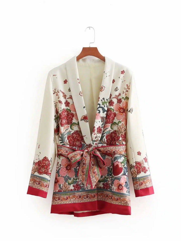 Kimono femme fleuri, style veste cintrée avec ceinture, motif floral rouge et rose. Vêtement tendance et élégant, idéal pour un look bohème chic. Découvrez notre collection de kimonos en ligne.