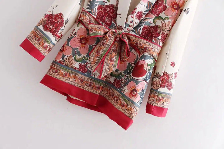 Kimono fleuri avec ceinture. Vêtement d'extérieur élégant à motifs floraux. Idéal pour un look tendance et confortable. Découvrez notre collection de kimonos uniques.