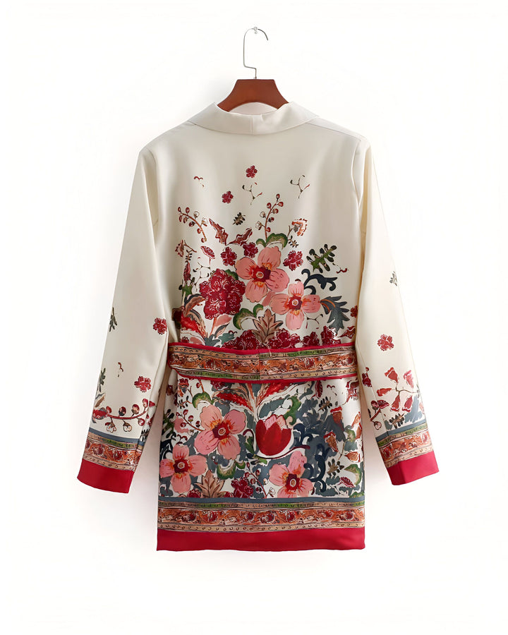Kimono femme à motifs floraux sur fond crème, manches longues, style élégant et original. Vêtement tendance et confortable à porter au quotidien.
