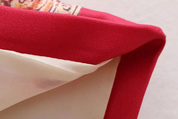 Détail du tissu d'un kimono rouge et blanc. Texture du tissu, vêtement traditionnel japonais. Kimonos de haute qualité disponibles dans notre boutique en ligne.