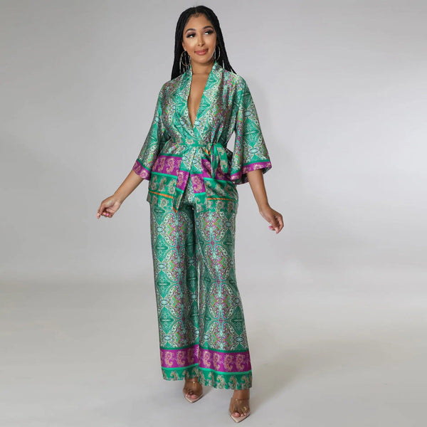 Femme portant un ensemble kimono vert et violet avec des motifs paisley, disponible à l'achat. Collection de kimonos élégants et confortables.
