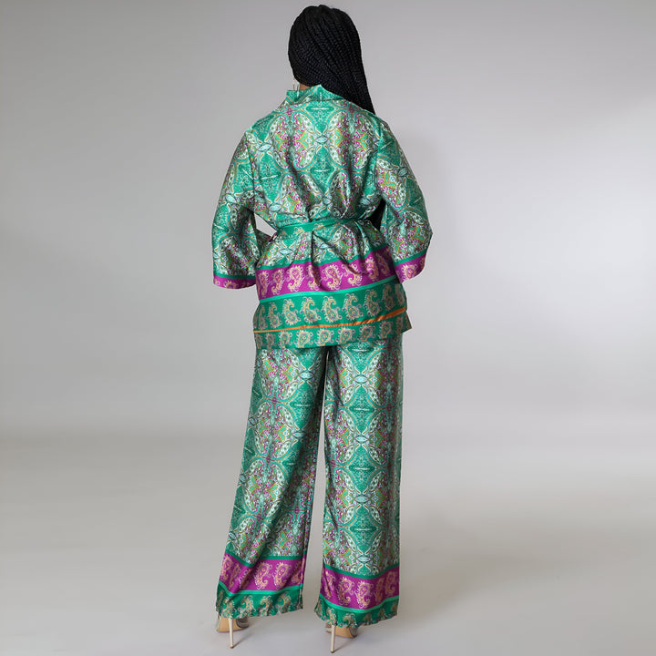 Ensemble kimono en soie imprimée verte et violette. Vue arrière d'un kimono deux pièces avec pantalon assorti et ceinture. Vêtements pour femmes, mode kimono, boutique de kimonos.