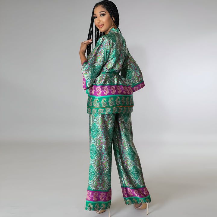 Femme portant un ensemble kimono en soie vert et violet avec des motifs cachemire. Kimonos de haute qualité disponibles à l'achat.
