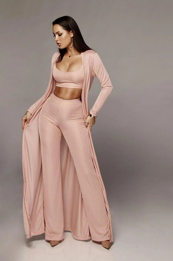 Femme portant un kimono rose, ensemble 3 pièces. Vêtements d'intérieur élégants, collection kimono pour femme. Mode décontractée, peignoir kimono confortable. Idéal pour se détendre à la maison avec style.