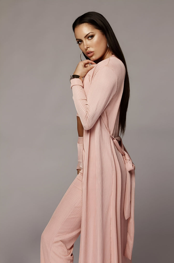 Femme en kimono rose poudré. Vêtements d'intérieur élégants et confortables. Découvrez notre collection de kimonos pour femmes.