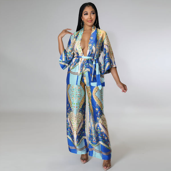 Kimono pour femme avec pantalon assorti, motifs bleus et fleuris. Vêtement d'intérieur élégant et confortable.