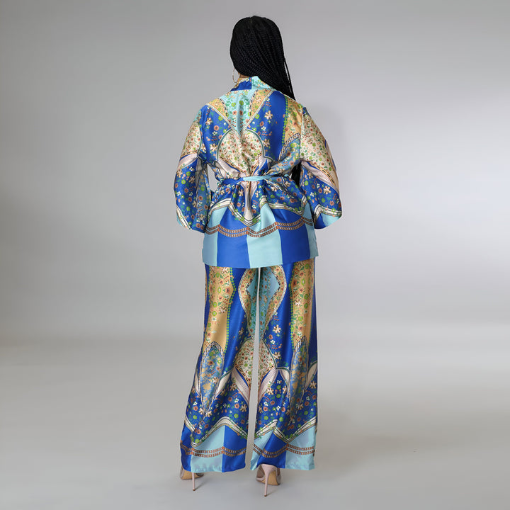 Kimono fleuri bleu pour femme, ensemble veste et pantalon assortis, vue de dos. Vêtements d'intérieur élégants et confortables de notre collection kimono.