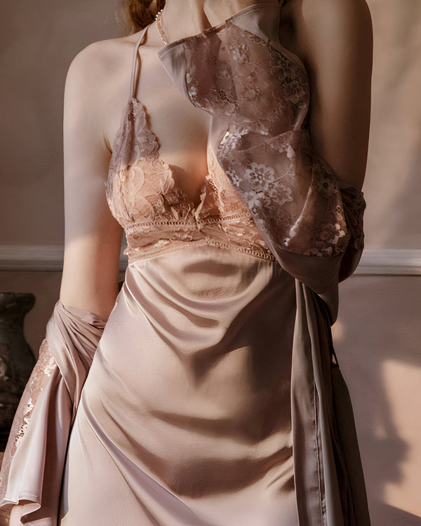 Femme portant un kimono rose en soie avec des détails en dentelle. Élégance et confort. Découvrez notre collection de kimonos de luxe.
