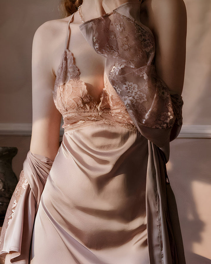 Femme portant un kimono rose en soie avec des détails en dentelle. Élégance et confort. Découvrez notre collection de kimonos de luxe.