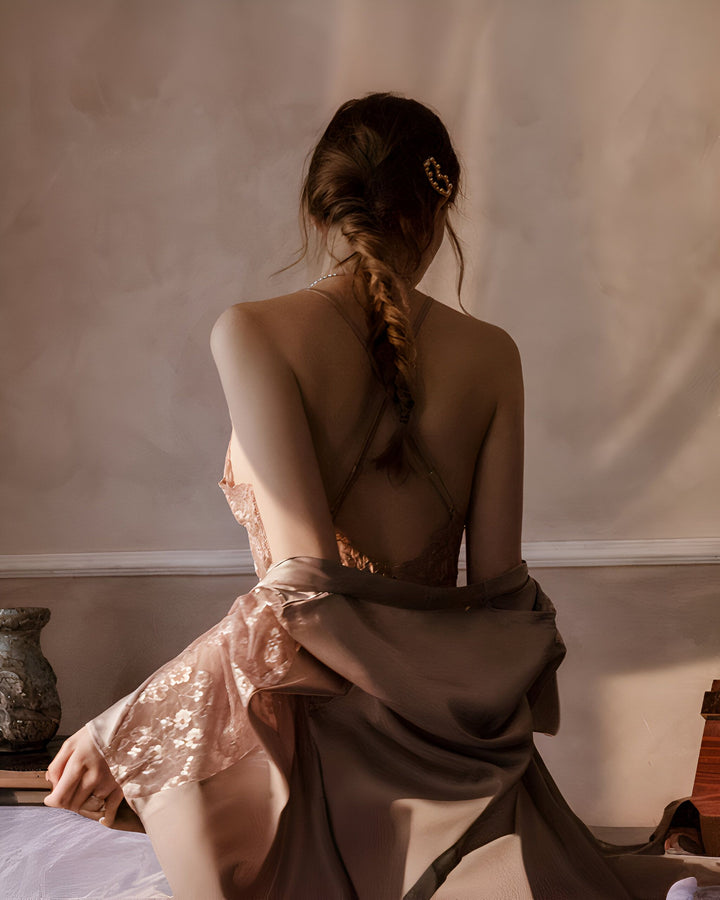Femme de dos portant un kimono en dentelle délicate. Nos kimonos sont parfaits pour une ambiance douce et élégante. Découvrez notre collection de kimonos.