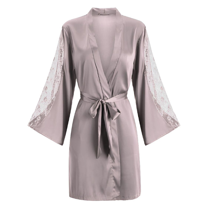 Kimono court en satin rose avec manches en dentelle. Peignoir élégant pour femme. Vêtement d'intérieur raffiné de notre collection de kimonos.