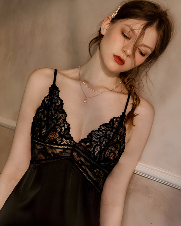 Femme portant une nuisette noire en dentelle. Vêtements de nuit confortables de style kimono.
