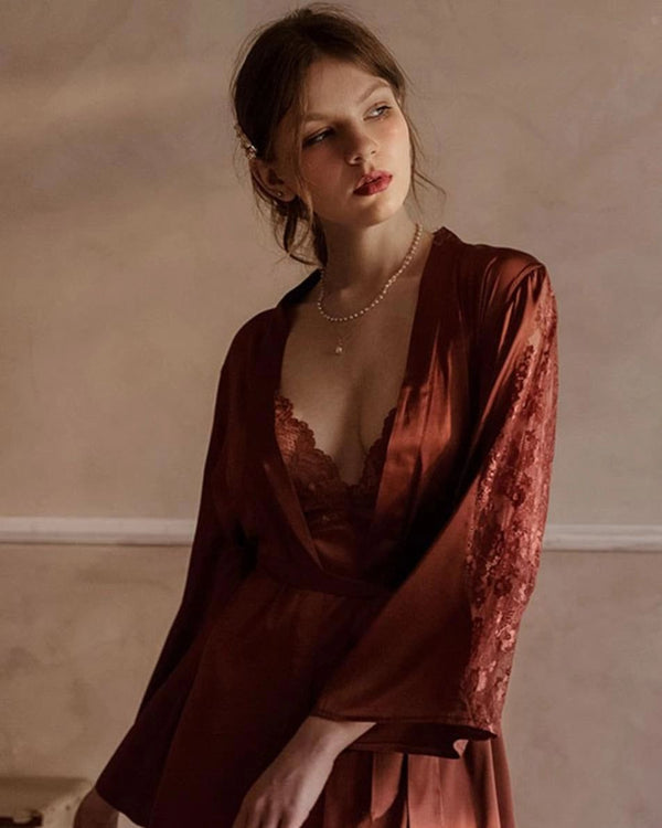 Femme portant un kimono bordeaux élégant avec détails en dentelle. Vêtements de détente luxueux et confortables. Découvrez notre collection de kimonos uniques.