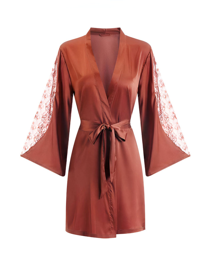 Kimono marron en satin avec manches en dentelle blanche, fermé par une ceinture. Vêtement d'intérieur élégant et confortable. Idéal pour se détendre avec style.