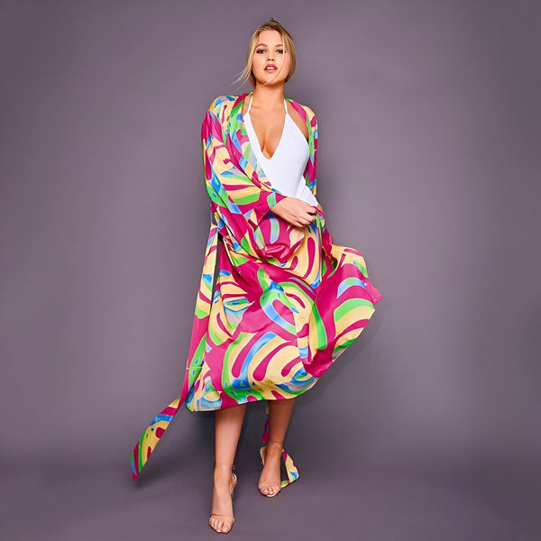 Femme portant un kimono coloré avec un motif abstrait vibrant. Vente de kimonos pour femmes, styles variés et élégants. Découvrez notre collection!
