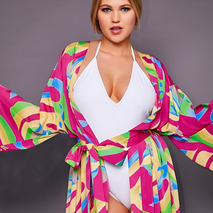 Femme portant un kimono coloré par-dessus un maillot de bain blanc. Kimonos tendance pour femmes. Achetez votre kimono en ligne.