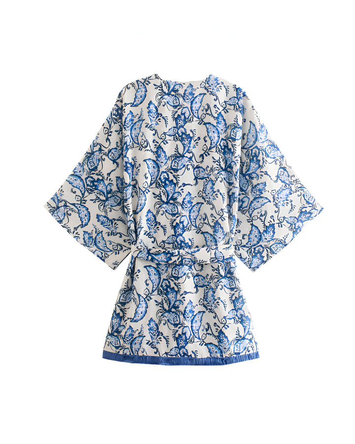 Kimono court blanc à motifs floraux bleus. Vêtement de détente élégant avec une ceinture assortie. Idéal pour la maison ou la plage. Découvrez notre collection de kimonos uniques.