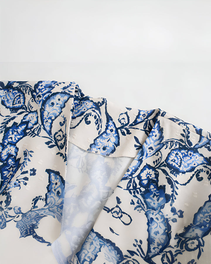 Kimono à motifs floraux bleus et blancs. Vêtement d'intérieur ou d'extérieur tendance. Découvrez notre collection de kimonos uniques.