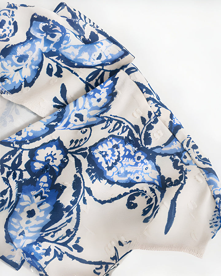 Détail d'un kimono avec motif floral bleu et blanc. Texture délicate. Kimonos en vente.