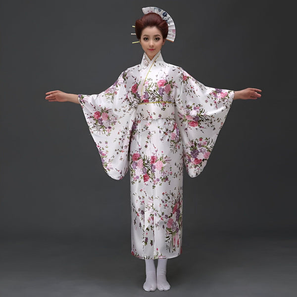 Femme en kimono blanc à motifs floraux, coiffée d'un éventail. Kimonos traditionnels japonais à vendre.