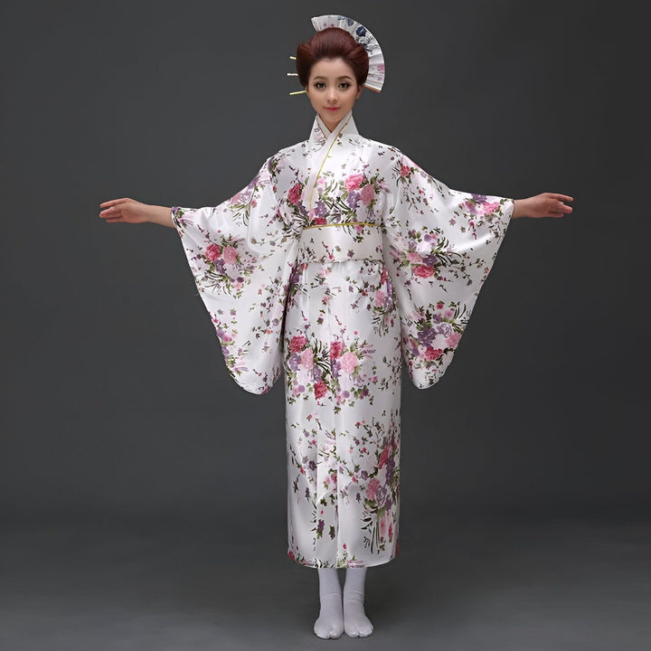 Femme en kimono blanc à motifs floraux, coiffée d'un éventail. Kimonos traditionnels japonais à vendre.