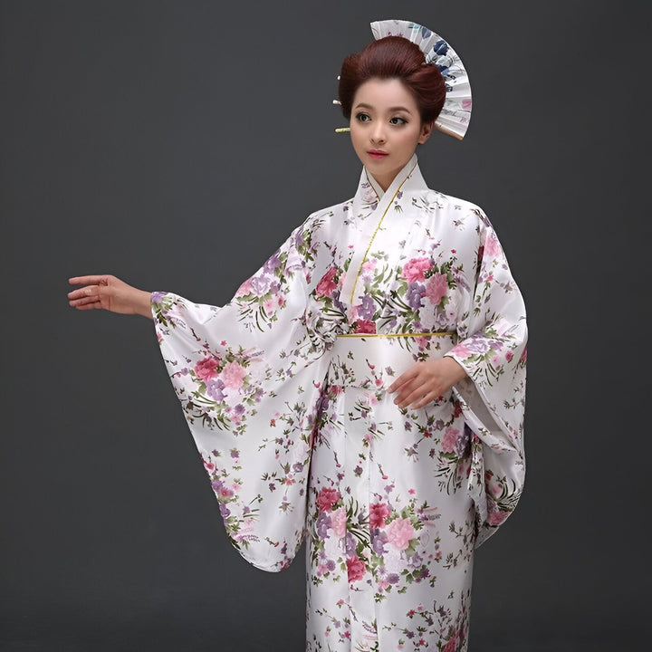 Femme portant un kimono fleuri blanc avec un éventail dans les cheveux. Kimonos traditionnels japonais en vente. Mode asiatique et élégance florale.