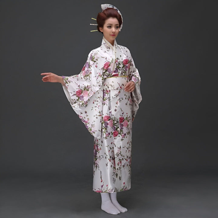 Femme portant un kimono blanc à fleurs. Kimono traditionnel japonais, disponible à l'achat. Découvrez notre collection de kimonos uniques.