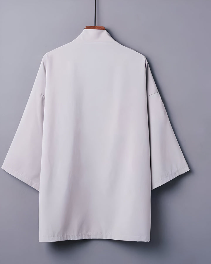 Kimono unisexe gris clair suspendu, vue arrière. Découvrez notre collection de kimonos uniques en ligne.