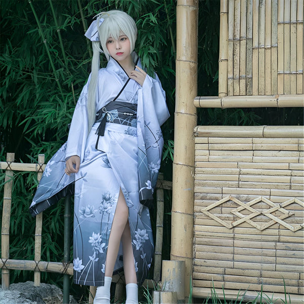 Femme portant un kimono blanc à motifs floraux devant une clôture en bambou. Kimonos traditionnels et modernes en vente.