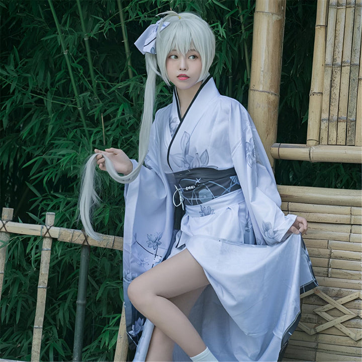 Jeune femme portant un kimono blanc à motifs floraux avec une ceinture noire. Kimono traditionnel japonais à vendre. Vêtements japonais élégants pour femmes. Découvrez notre collection de kimonos uniques.