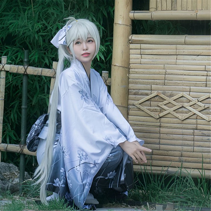 Femme aux cheveux blancs portant un kimono blanc à motifs floraux gris. Idéal pour un look japonais authentique. Découvrez notre collection de kimonos.
