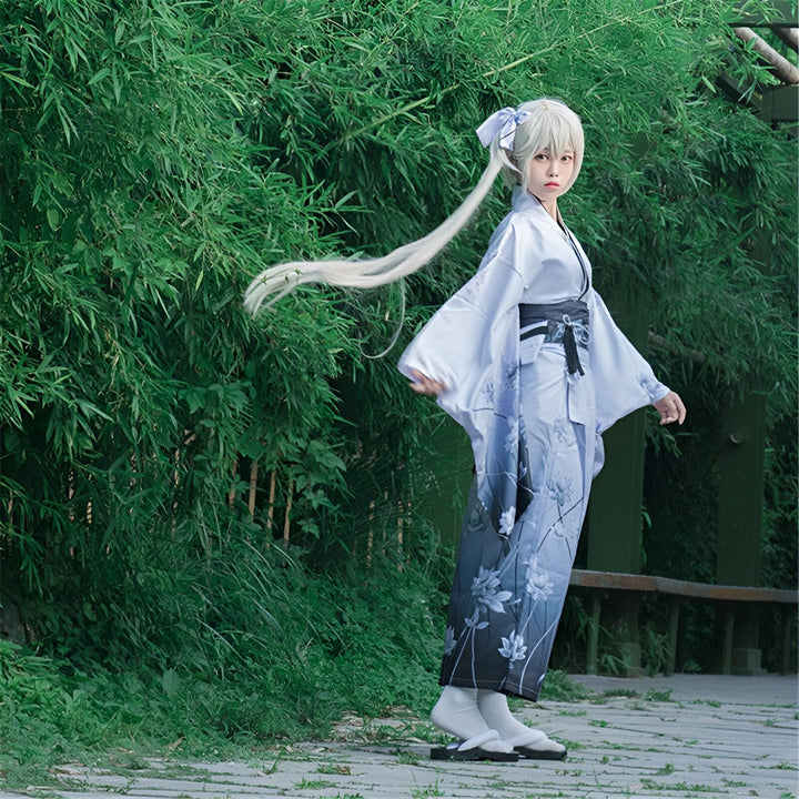 Femme portant un kimono japonais traditionnel avec motif floral. Vente de kimonos authentiques pour un style unique. Découvrez notre collection de kimonos de haute qualité.