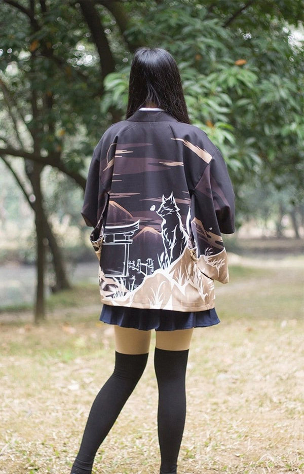 Dos d'une femme portant un kimono à motif de renard et de paysage japonais. Kimono de style japonais disponible à l'achat.