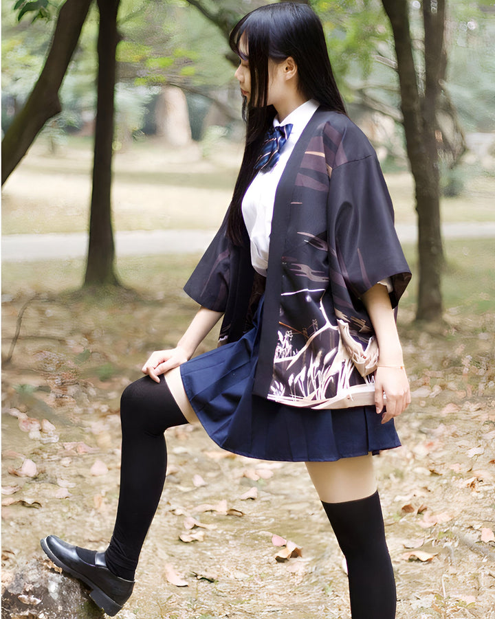 Femme portant un kimono noir imprimé avec uniforme scolaire. Kimono de style japonais à vendre.