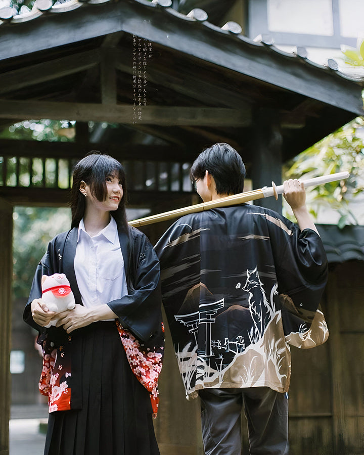 Couple portant des kimonos traditionnels japonais. La femme tient une figurine de chat porte-bonheur. Vente de kimonos authentiques.