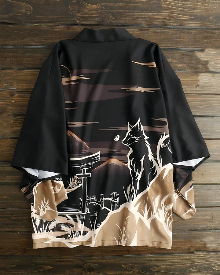 Kimono noir imprimé renard et paysage japonais. Vêtement de style traditionnel, idéal pour un look unique et tendance. Découvrez notre collection de kimonos originaux.