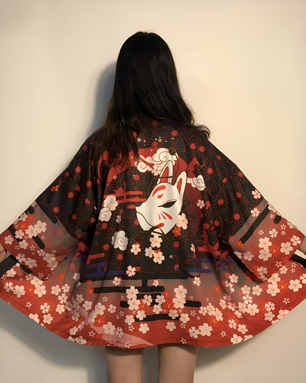 Kimono japonais avec motif de masque de renard et fleurs de cerisier. Vêtement traditionnel en rouge et noir, style unique. Découvrez notre collection de kimonos pour un look authentique et élégant.