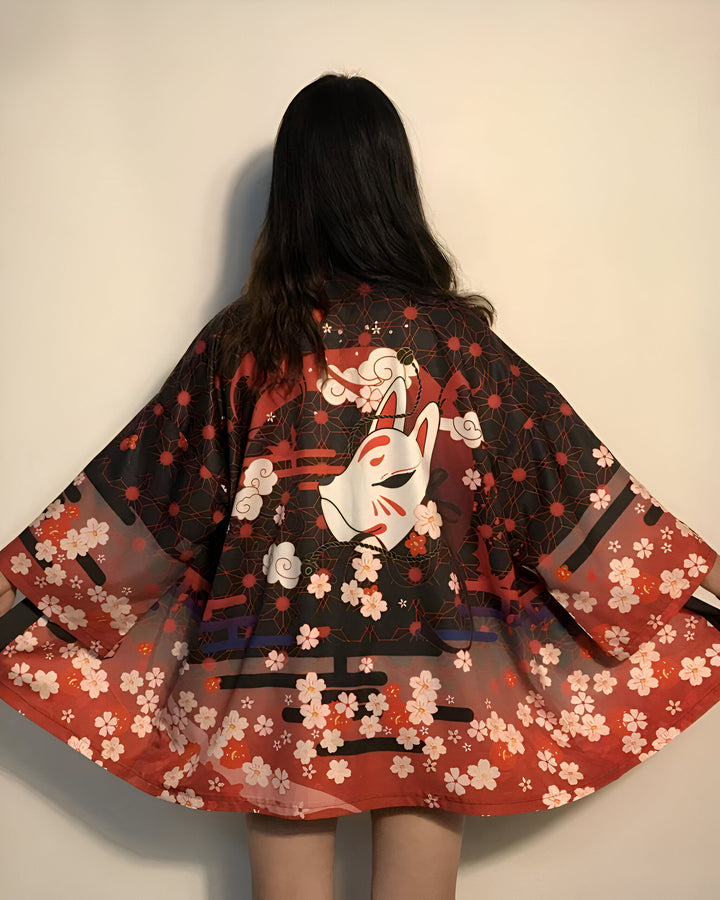 Kimono japonais avec motif de masque de renard et fleurs de cerisier. Vêtement traditionnel en rouge et noir, style unique. Découvrez notre collection de kimonos pour un look authentique et élégant.